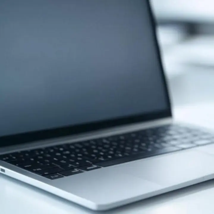 Zbliżenie na detale konstrukcji nowoczesnego laptopa